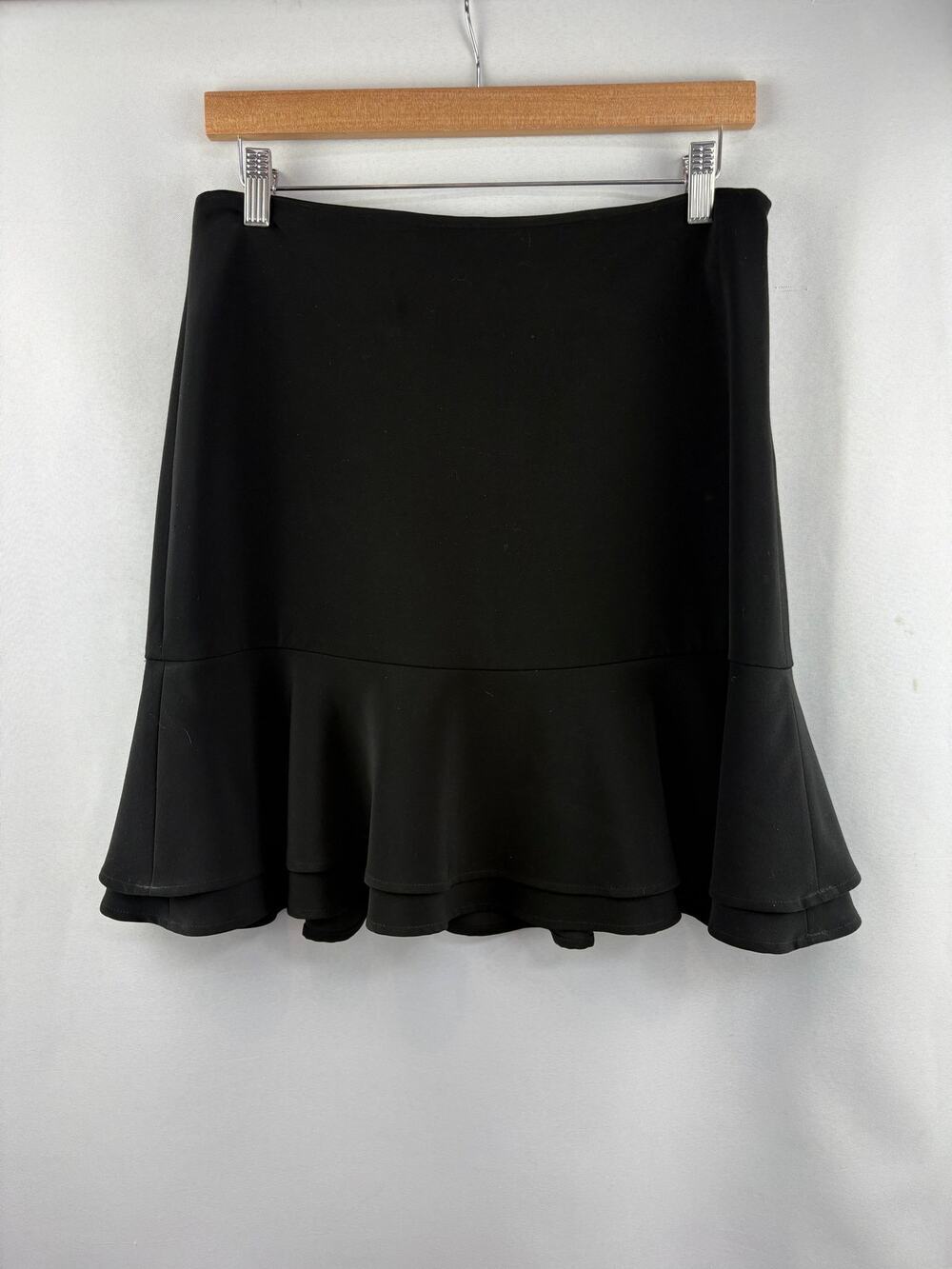 Women’s White House Black Market Size 4 Black Riffled Mini skirt